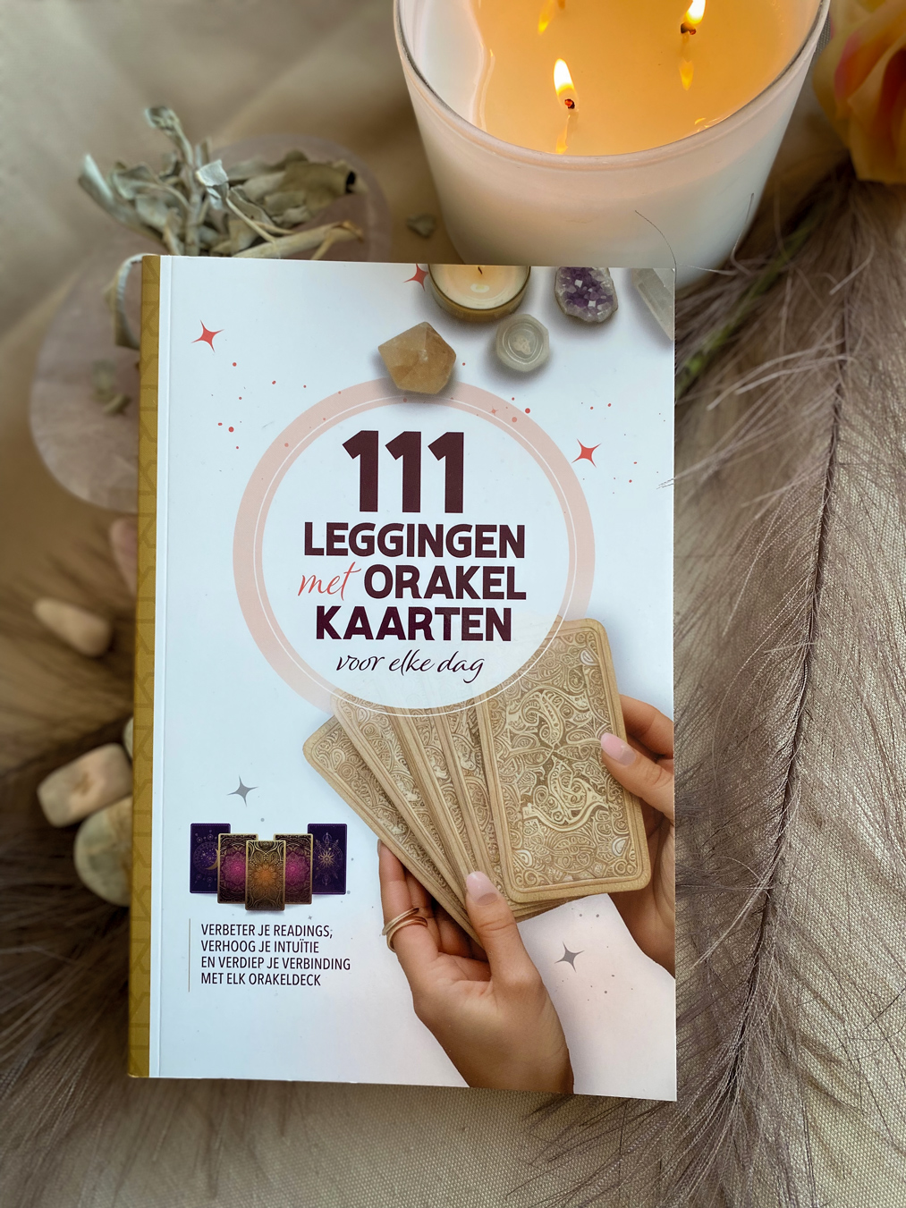 Ontwerp cover en binnenwerk boek '111 leggingen met orakelkaarten' (foto Tikkels)